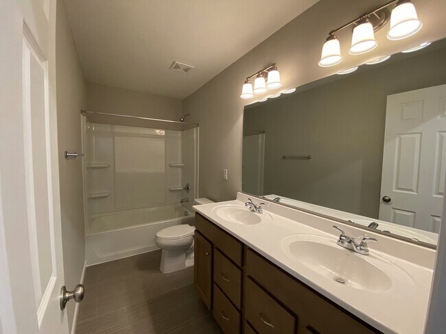 Building Photo - 5808 Montrose Ct