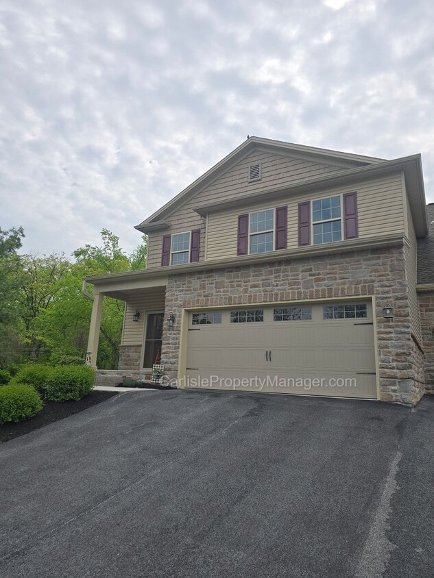 Foto principal - Duplex includes 2 car garage, laundry, pat...