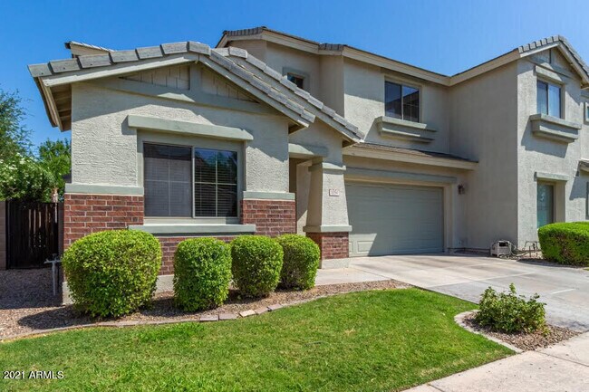 Building Photo - 1050 E Redwood Dr