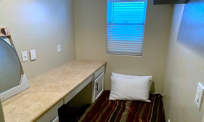 Foto del edificio - 15046 W Sells Dr