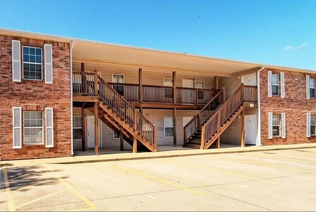 Foto del edificio - $300 OFF OF YOUR FIRST MONTHS RENT!!! 2 Bedroom Apartment for Lease - 1 Mile from University of A...