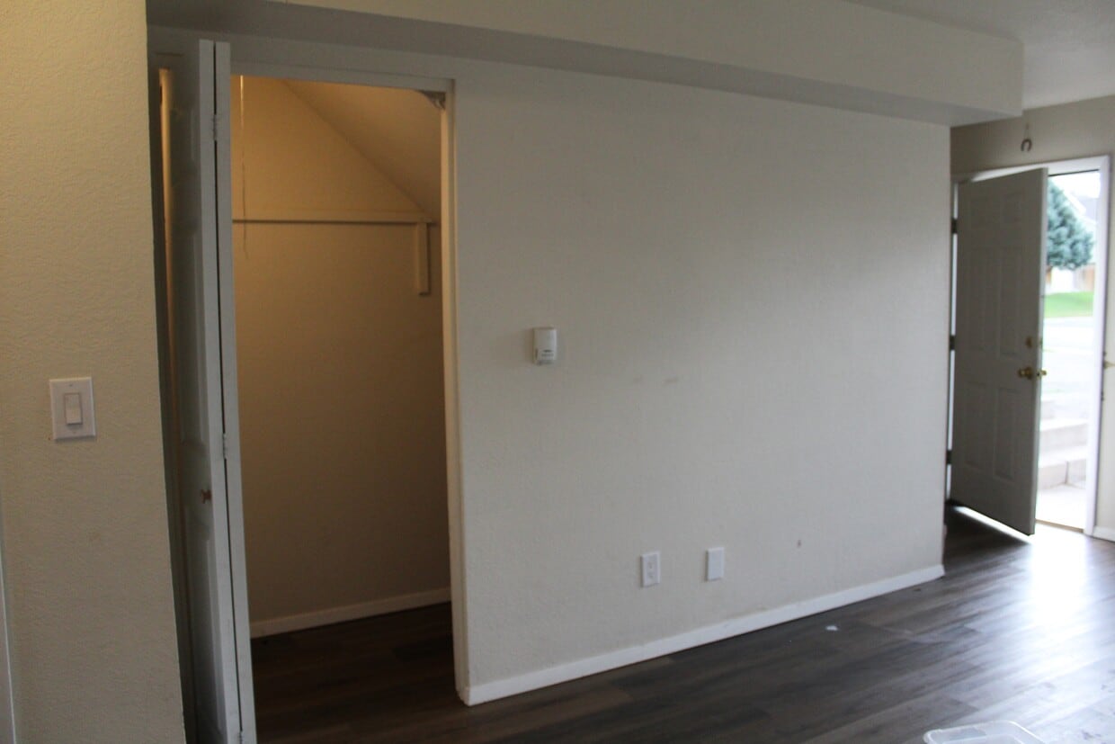 Building Photo - 2433 Rail Ave