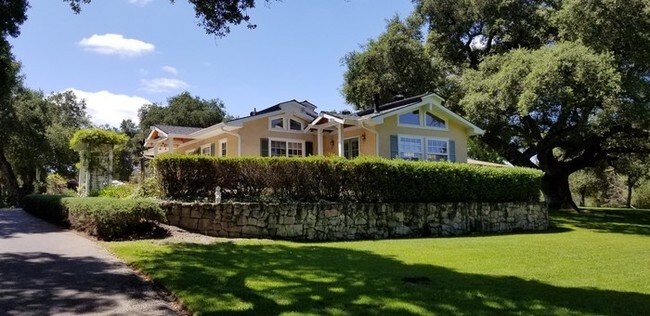 Building Photo - Country Home in Park Like Setting