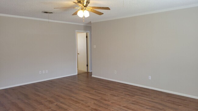 Foto del edificio - Leasing now! Cozy and comfortable 3/2/2 Brick Home Available for August