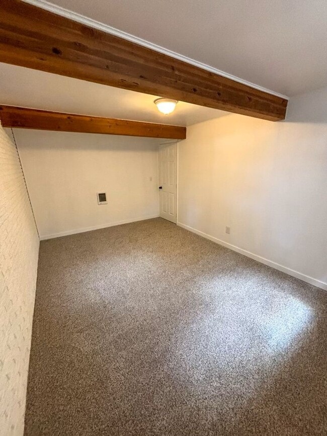 Building Photo - Beautiful 3-Bedroom, 1.5-Bathroom Home wit...