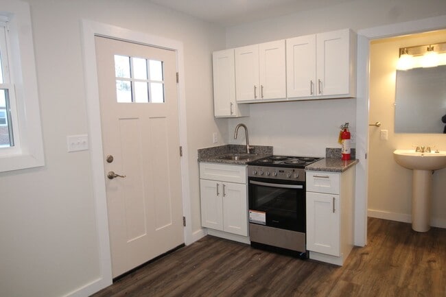 Building Photo - Beautifully remodeled and completed efficiency studio. FREE MONTH OF RENT!*