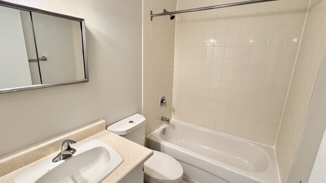 Building Photo - 10 Birkshire Ct