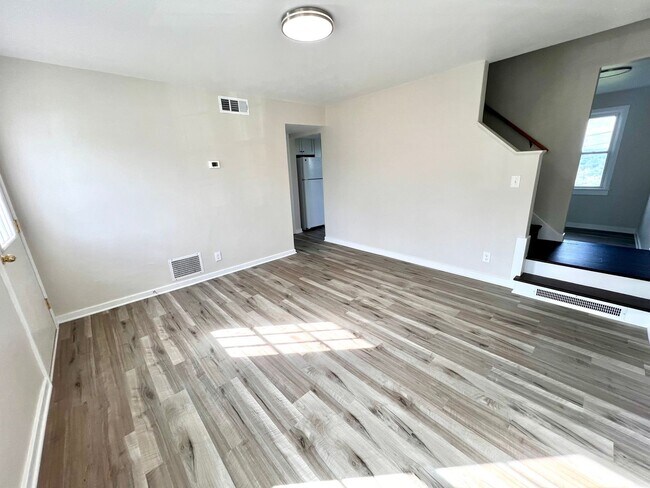 Foto del edificio - JUST Renovated! - 3 Bedroom 1 Bathroom - C...