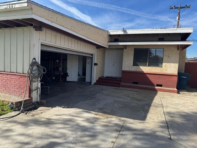 Foto del edificio - 13607 Charlemagne Ave