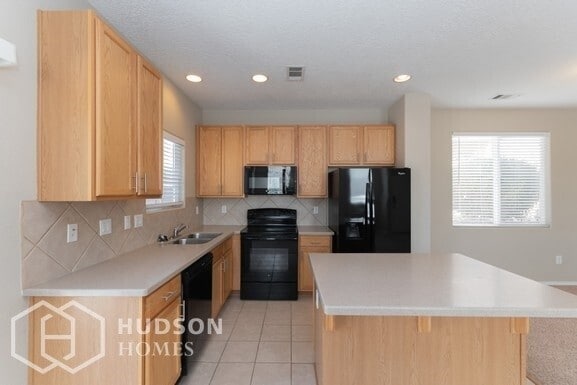 Foto del edificio - NOW AVAILABLE! - 2625 Violeta Circle Se, R...
