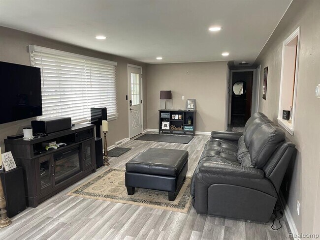 Foto del edificio - 2434 N Long Lake Rd