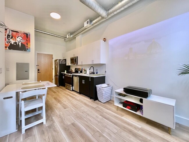 Building Photo - 375 Monmouth St