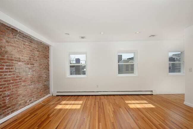 Building Photo - 206 BEACON Ave