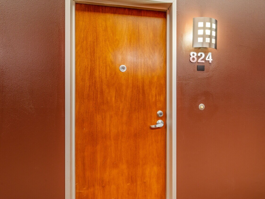 Foto principal - 630 Thomas L Berkley Way