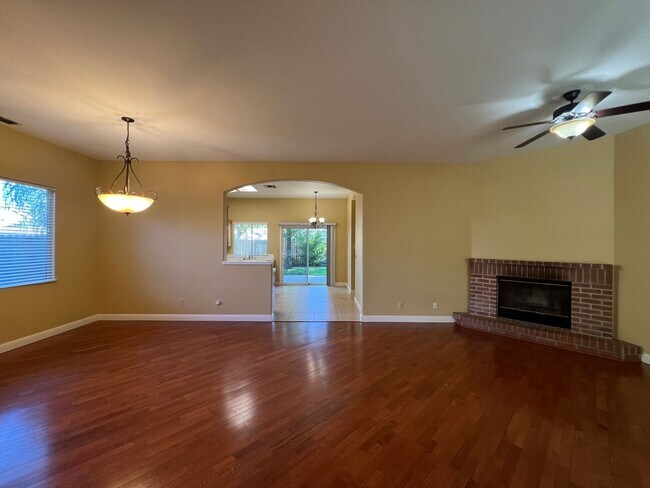 Building Photo - 3 Bedroom Charmer in West Roseville!