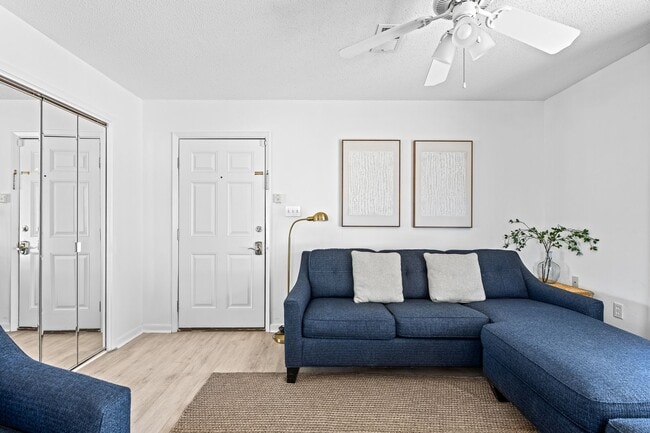 Building Photo - Cute fully furnished 1-Bedroom Codo in Sea...