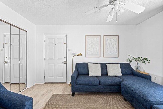 Foto del edificio - Cute fully furnished 1-Bedroom Codo in Sea...