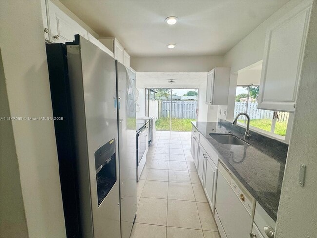 Foto del edificio - 11002 SW 122nd Pl