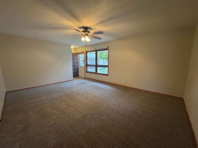 Foto del edificio - **AVAILABLE NOW** 3 bedroom, 2 bath townho...