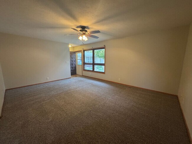 Foto del edificio - **DEPOSIT SPECIAL** 3 bedroom, 2 bath townhouse in COLLEGE VIEW