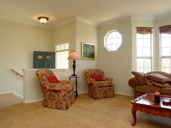 Building Photo - 8 Chesterfield Ct