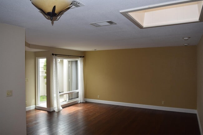 Foto del edificio - 5642 Cypress Point Dr