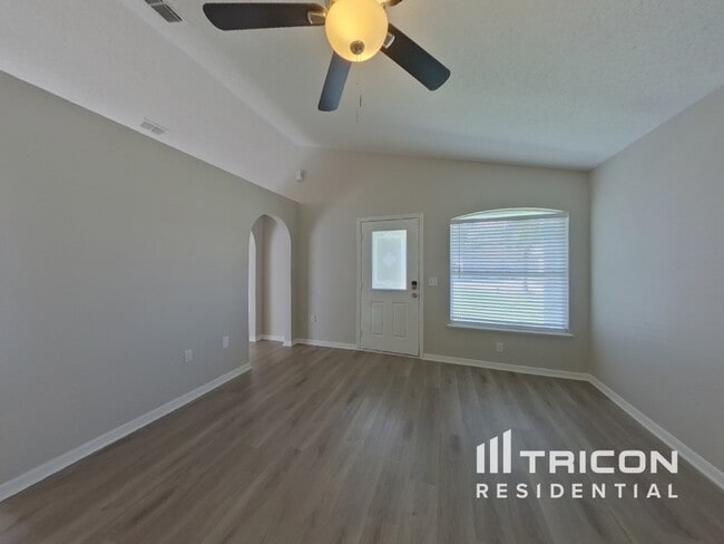 Building Photo - 5852 Lake Front Dr