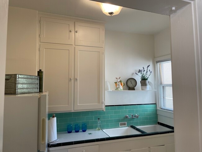 Tiled counter Wood Cabinets - 1504 28th St