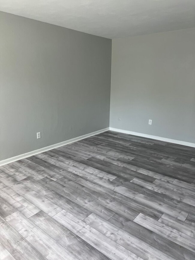 Building Photo - AWESOME 2 BEDROOM 1.5 TOWNHOME NEAR OCEANF...