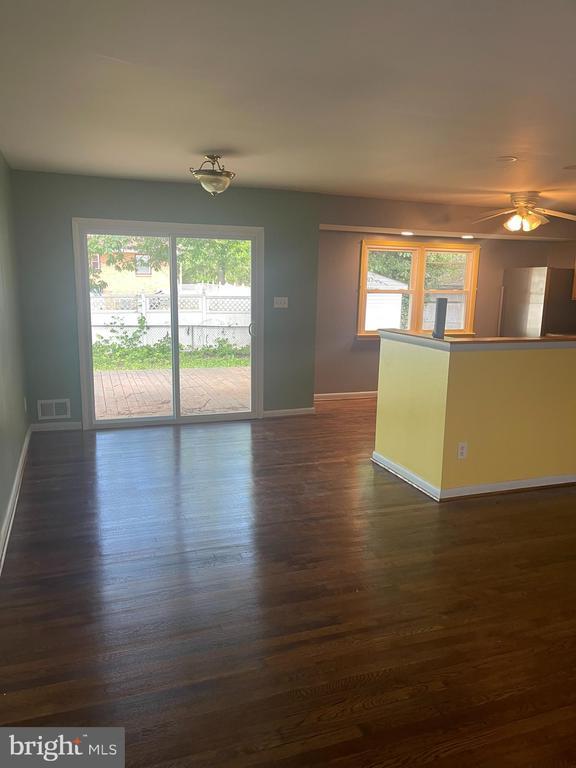 Building Photo - 6837 Glenwood Ct