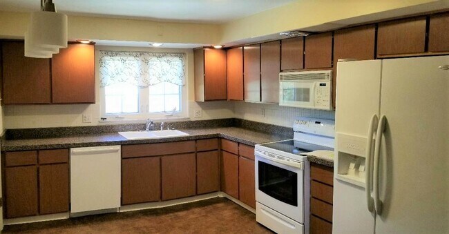 kitchen - 25 Hadley Ave