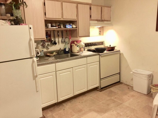 Interior Photo - 301 E Ayre St
