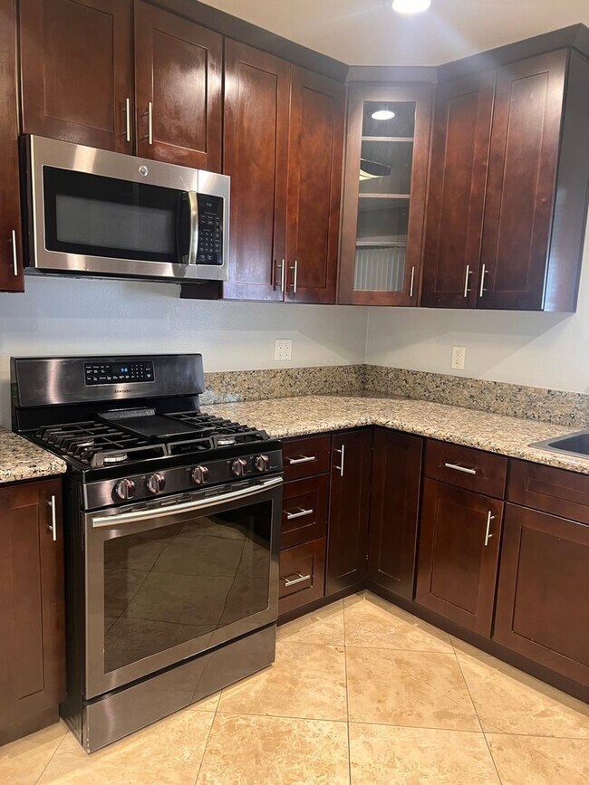 Foto del edificio - Beautiful 3 Bed / 2 Bath Home with Detached Bonus Space