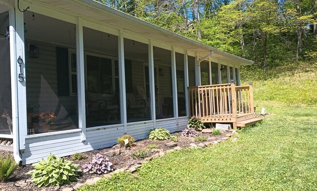 Building Photo - 615 Tank Hill Rd