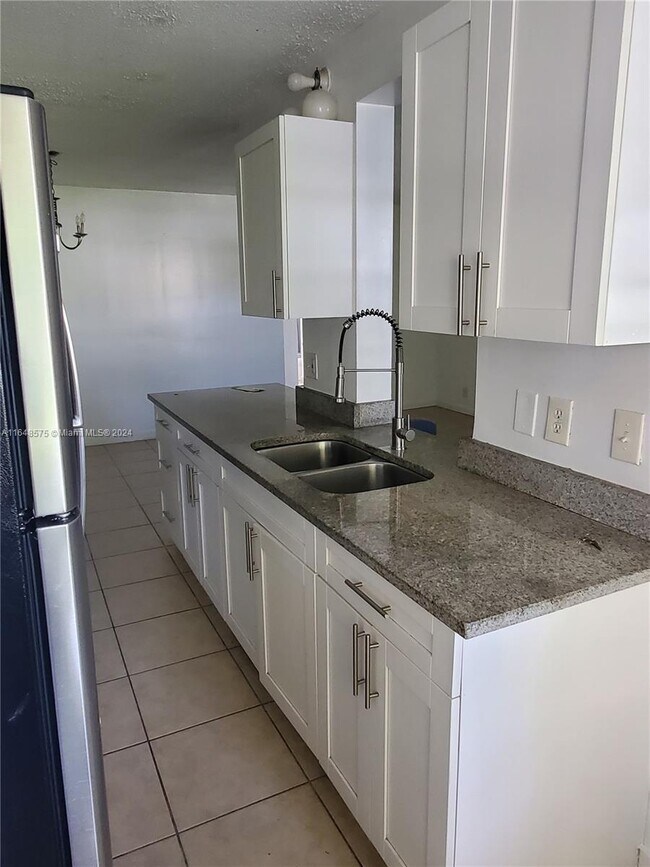 Foto del edificio - 1100 NE 1st Ct