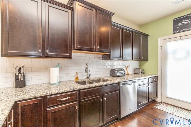 Foto del edificio - 7358 Pebble Lake Dr