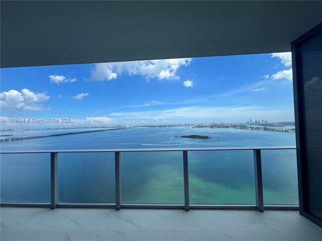 Foto del edificio - 700 NE 24th St