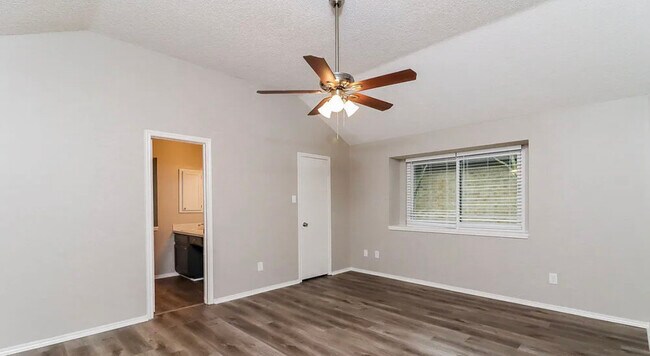 Foto del edificio - 831 Larue Dr