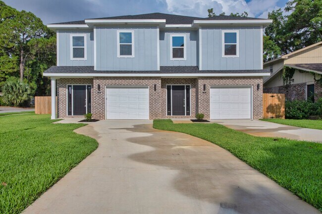 Building Photo - Modern 4BR Home with Private Fenced Yard Near the Beach
