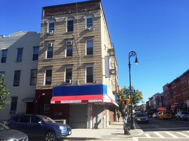 Building Photo - 566 Leonard St