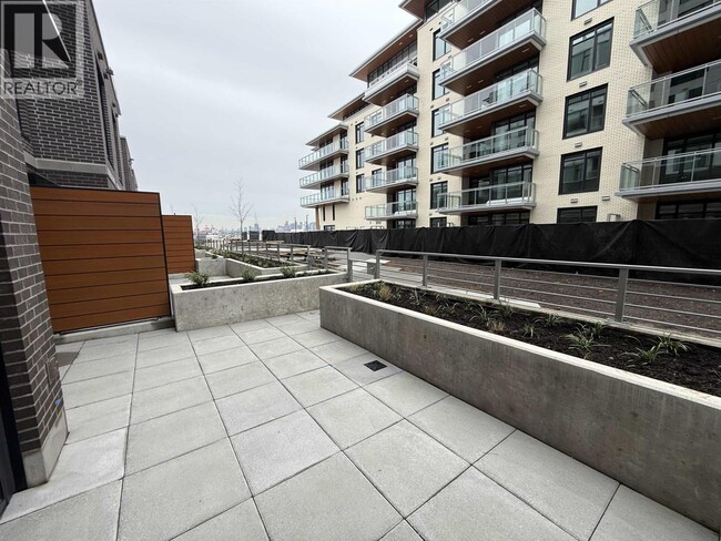 Building Photo - 755 Harbourside Dr