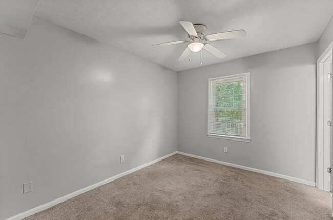 Foto del edificio - 4-bedroom, 2-bath home in the sought-after Autumn Ridge neighborhood