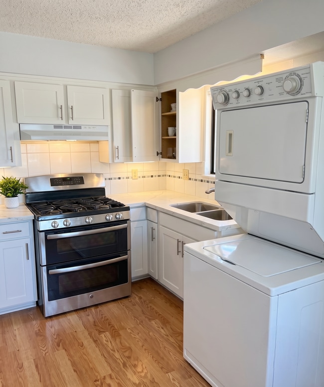 Building Photo - 7951 Thormanby Cres