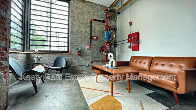 Foto del edificio - 136 E Cypress St