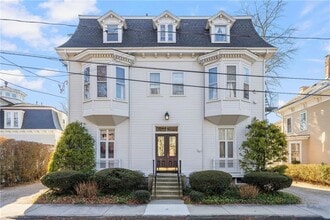 Building Photo - 67 Perry St