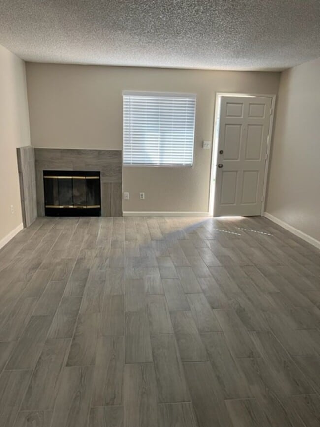 Building Photo - PR-817