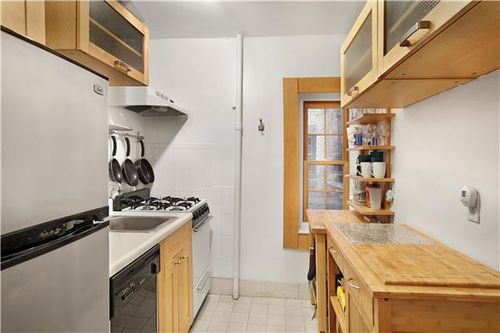 Foto del edificio - 51 W 10th St