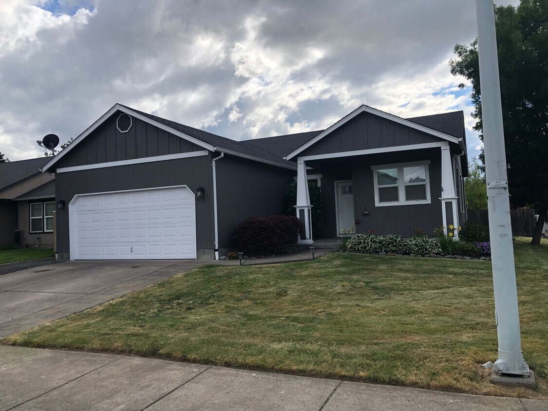 Primary Photo - 3 bedroom 2 bath house in Creswell