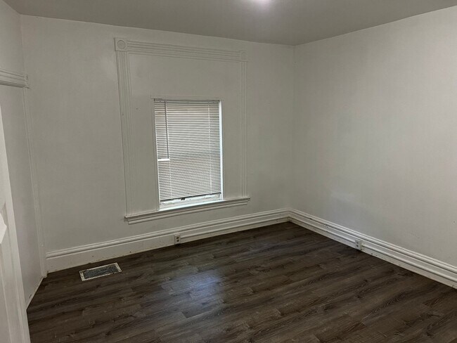 Foto del edificio - 1046 Burr St N
