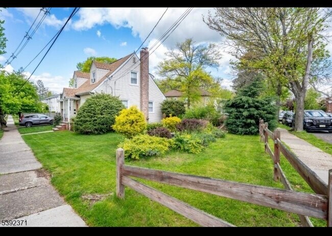 Foto del edificio - 2505 Girard Pl